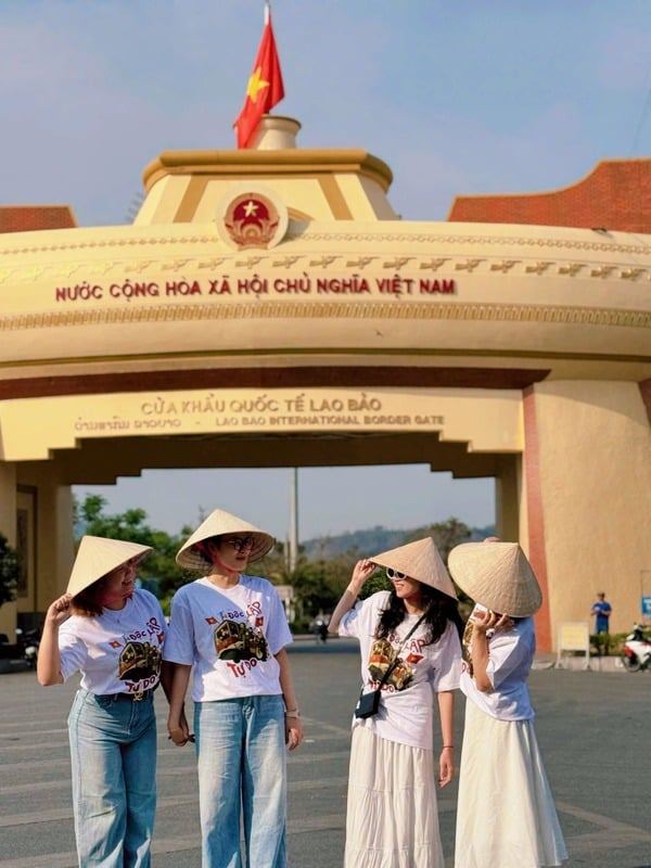 Lao Bảo, xã biên giới giáp Lào